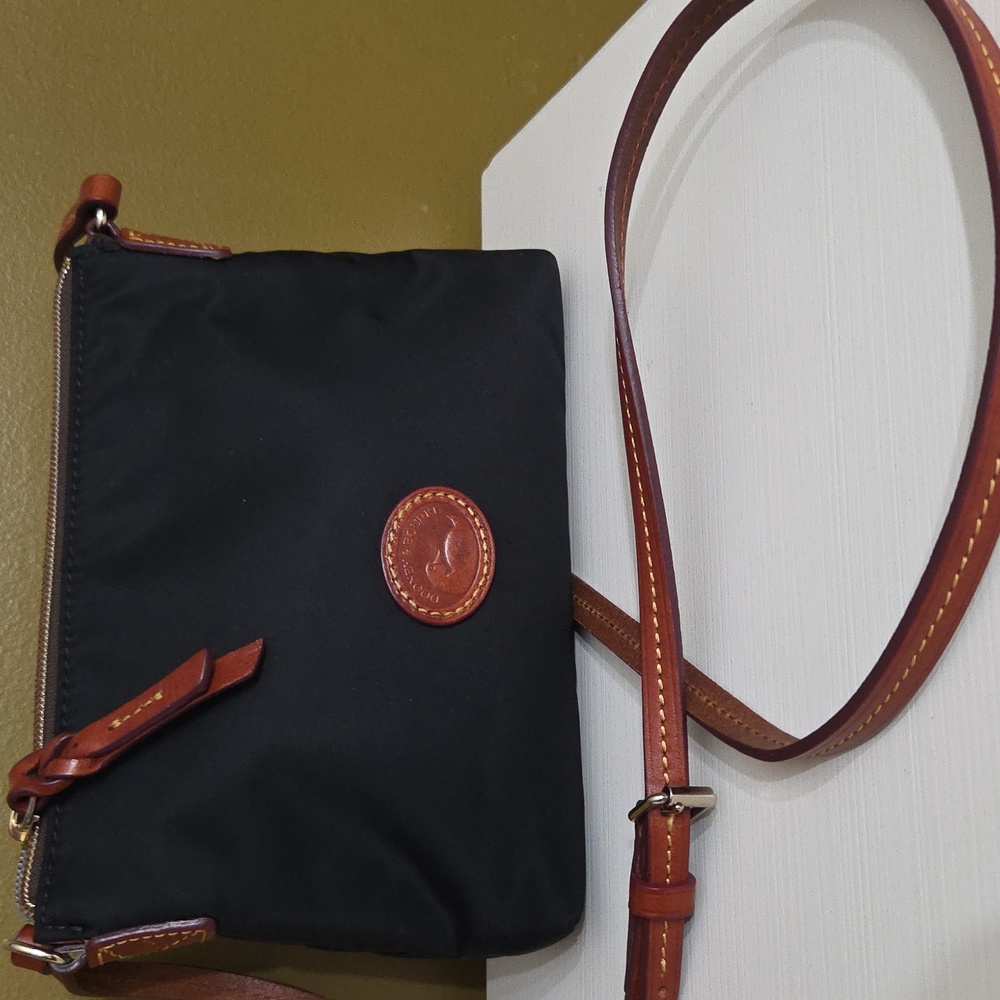 Dooney Y Bourke Nylon Crossboby  Pouchette